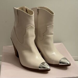 Stylish Bone Cream Ankle Western Boots with Silver Accents Size 8.5